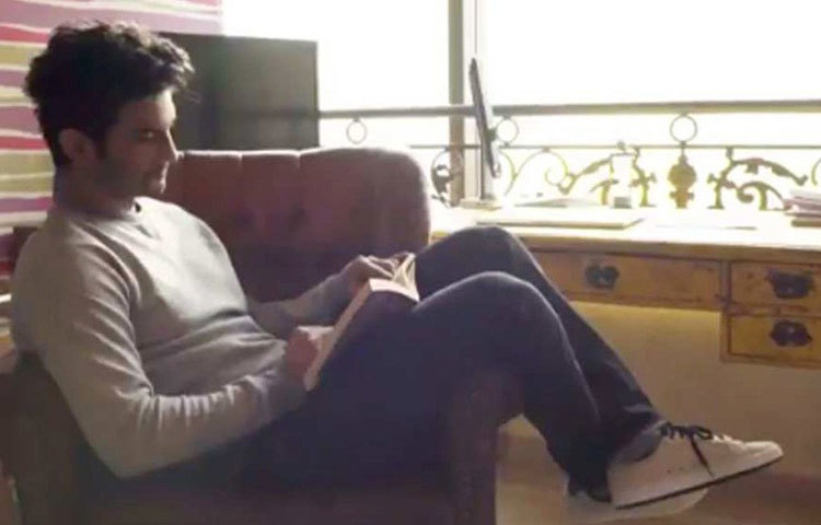 সেলেবদের সাজানো বাড়ি নিয়ে মাঝে মাঝেই ভিডিও তৈরি করে এশিয়ান পেন্টস। সম্প্রতি সোশ্যাল মিডিয়ায় ভাইরাল হয়েছে সুশান্ত সিংহ রাজপুতের বান্দ্রার বাড়ি নিয়ে তৈরি এই রং প্রস্তুতকারী সংস্থার ভিডিও।