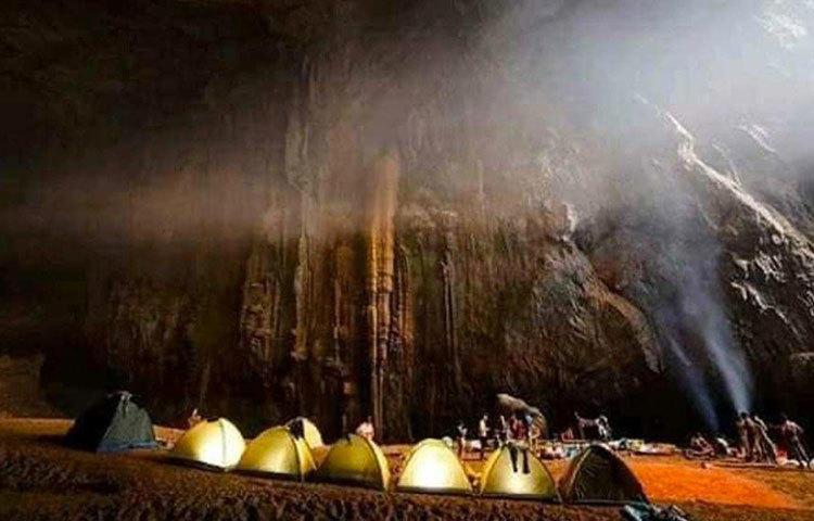 ভিয়েতনামের কোয়াং বিন প্রদেশে হোং হা কে বাং জাতীয় উদ্যানে এই চুনাপাথরের গুহার বয়স ২০ থেকে ৫০ লাখ বছর। দীর্ঘদিন লোকচক্ষুর আড়ালে থাকা এই গুহাকে আবিষ্কার করেন স্থানীয় এক কৃষক, ১৯৯১ সালে।