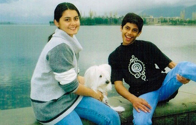 বাবার ব্যবসার সূত্রে ভারতের বিভিন্ন শহরে কেটেছে মিনিষার শৈশব। ১৯৮৫ সালের ১৮ জানুয়ারি তার জন্ম দিল্লিতে। এরপর শ্রীনগরের পাশাপাশি তিনি চেন্নাইয়েও ছিলেন বেশ কিছু বছর। পড়াশোনা করেছেন দেশের বিভিন্ন স্কুলে। দিল্লি বিশ্ববিদ্যালয়ের মিরান্ডা হাউস কলেজ থেকে তিনি স্নাতক হন।