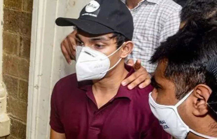 বলিউডের মাদক যোগ অবশ্য একেবারেই নতুন নয়। বার বার বহু তারকার নাম জড়িয়েছে মাদক নেয়ার অভিযোগে। কোনো তারকার জেল পর্যন্ত হয়েছে। অনেকে প্রকাশ্যে স্বীকারও করেছেন মাদক নেওয়ার কথা। দেখে নেয়া যাক কোন কোন অভিনেতার মাদক সেবনের সঙ্গে নাম জড়িয়েছে।