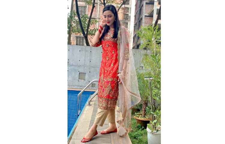 মিম তার ভক্তদের পূজার শুভেচ্ছা জানিয়েছেন।