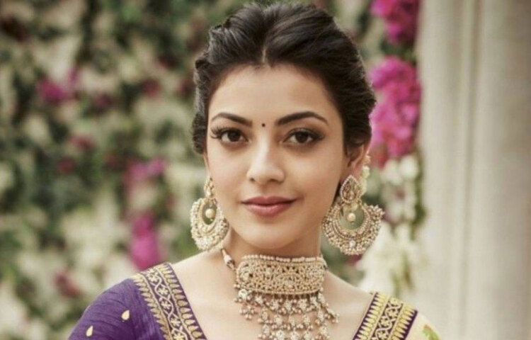 মহামারির আবহে বিয়ে। ফলে সোশ্যাল মিডিয়ায় ফ্যানেদের ধন্যবাদ দিয়ে রোহিত শেটির সুপারহিট ফিল্ম ‘সিংহম’-এর নায়িকা কাজল জানিয়েছিলেন, জাঁকজমকের বদলে বিয়েতে থাকবেন শুধু কাছের মানুষজন। মুম্বাইয়ে তার নিজের বাড়িতে গায়েহলুদের অনুষ্ঠানেও তাই হাতেগোনা অতিথিই উপস্থিত ছিলেন। উজ্জ্বল হলুদ রঙের চুড়িদার আর মানানসই ওড়নায় অনুষ্ঠানে দেখা গিয়েছে কাজলকে।