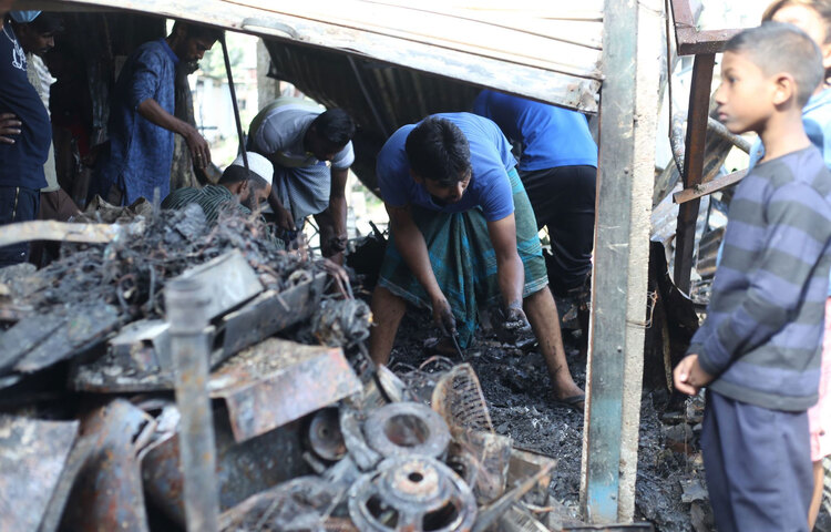 কালশীর বস্তিতে অগ্নিকাণ্ডে ঘর বাড়ি হারিয়ে নিঃস্ব মানুষ।
