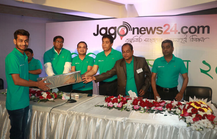 জাহাঙ্গীরনগর বিশ্ববিদ্যালয়ের প্রতিনিধি ফারুক হোসাইন করোনা সংশ্লিষ্ট প্রতিবেদেনর জন্য সেরা প্রতিনিধির পুরস্কার গ্রহণ করছেন। ছবি: মাহবুব আলম