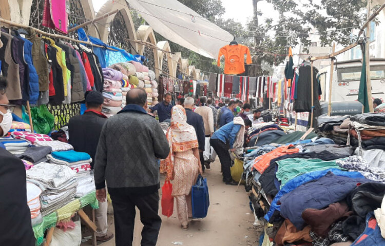 সরেজমিনে গিয়ে দেখা যায় ফুটপাতের দোকানে বিক্রির সময় পথচারীদের স্বাভাবিক চলাচলে সমস্যা হচ্ছে। ছবি: বিপ্লব দিক্ষিৎ