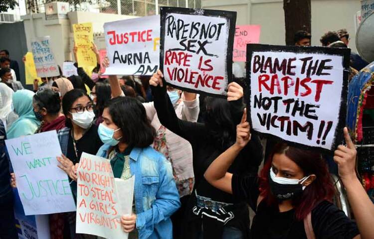 অন্যদিকে হত্যা ও ধর্ষণের বিচারের দাবিতে বিক্ষোভ করেছে বিভিন্ন শিক্ষাপ্রতিষ্ঠানের শিক্ষার্থী ও অভিভাবকরা। ছবি: বিপ্লব দিক্ষিৎ