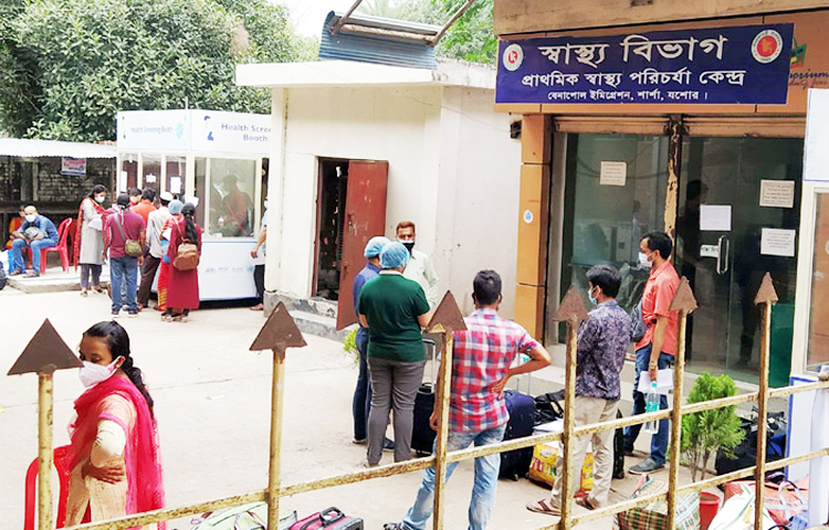 যশোরের বেনাপোলে দুটি প্রাতিষ্ঠানিক কোয়ারেন্টাইনে থাকা ভারতফেরত বাংলাদেশিদের মধ্যে ছয়জনের শরীরে করোনা শনাক্ত হয়েছে। গত ১৮ মে এসব যাত্রী ভারত থেকে ফিরে বেনাপোলের দুটি আবাসিক হোটেলে কোয়ারেন্টাইনে ছিলেন। ছবি : মো. জামাল হোসেন