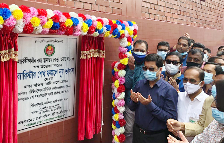 ঢাকা দক্ষিণ সিটি করপোরেশনের মেয়র (ডিএসসিসি) শেখ ফজলে নূর তাপস ২২ সেপ্টেম্বর সকালে রাজধানীর নিউ মার্কেট এলাকায় বর্জ্য ব্যবস্থাপনা কেন্দ্রের উদ্বোধন করেন। ছবি: জাগো নিউজ