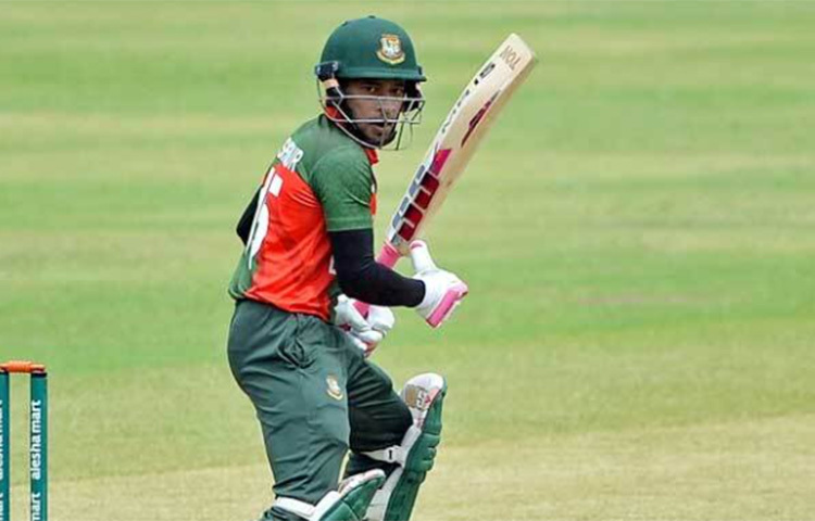 সিমন আতাইয়ের বলে ডিপ স্কয়ার লেগে খেললেন মুশফিক। বলটি খুব বেশি উপরেও উঠলো না। কিন্তু সোজা চলে গেলো ফিল্ডারের হাতে। দ্বিতীয় প্রচেষ্টায় বলটি তালুবন্দী করে ফেললেন হিরি হিরি। ৮ বলে মাত্র ৫ রান করে ফিরে গেলেন মুশফিকুর রহীম। ছবি: সংগৃহীত