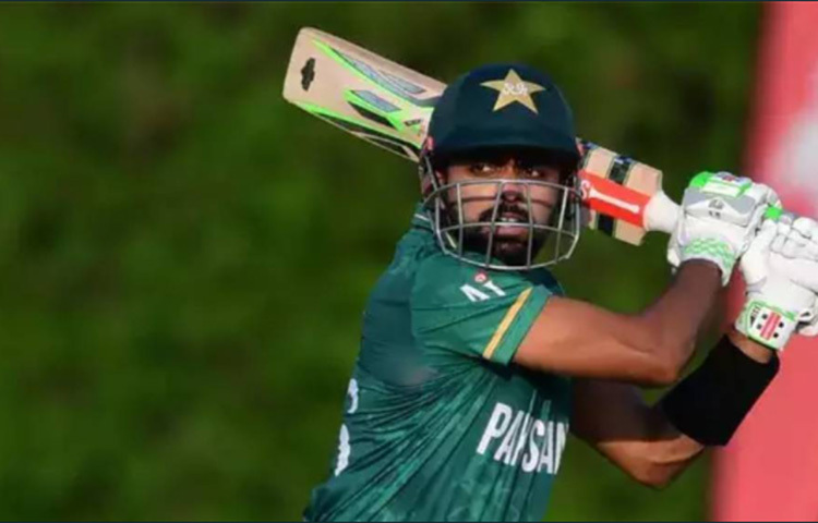 বাবর আজম: দলের অধিনায়ক। টি-টোয়েন্টি ক্রিকেটে আইসিসির ব্যাটস ম্যনাদের ক্রমতালিকায় দ্বিতীয় স্থানে থাকা বাবরের উপরেই নির্ভর করে আছে পাকিস্তান। টি-টোয়েন্টিতে এই ডান হাতি ব্যাটারের গড় ৪৬.৮৯। প্রস্তুতি ম্যাচেও নিজের ব্যাটিংয়ের ঝলক দেখিয়েছেন। ছবি: সংগৃহীত