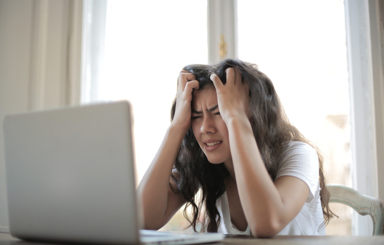 পানি কম খাওয়া যেমন ক্ষতিকর, প্রস্রাব দীর্ঘক্ষণ শরীরের ভিতরে রাখাটাও ক্ষতিকর। এর ফলে মূত্রথলিতে চাপ পড়ে এবং শরীরে নানাবিধ ক্ষতি হয়। মানুষের মূত্রথলিতে সর্বাধিক ১৬ আউন্স বা দুই কাপের মতো মূত্র জমা হতে পারে। কত তাড়াতাড়ি মূত্রথলি পূর্ণ হবে তা বিভিন্ন ফ্যাক্টরের উপর নির্ভর করে। প্রতিটি মানুষের ক্ষেত্রেই তা ভিন্ন। ছবি: সংগৃহীত