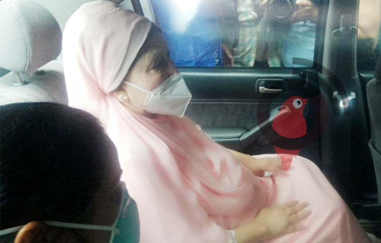 বিএনপি চেয়ারপারসন খালেদা জিয়া করোনাভাইরাস প্রতিষেধক টিকার তৃতীয় (বুস্টার) ডোজ নিয়েছেন। প্রথম দুই ডোজে খালেদা জিয়াকে মডার্নার টিকা দেওয়া হলেও এবার তিনি ফাইজারের টিকা নিয়েছেন। ছবি: জাগো নিউজ