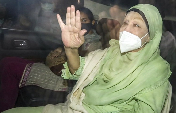 বিএনপি চেয়ারপারসন খালেদা জিয়ার দণ্ড স্থগিত করে মুক্তির মেয়াদ আরও ৬ মাস বাড়ানো হচ্ছে। এ সংক্রান্ত আবেদনে দণ্ড স্থগিত করে মুক্তির মেয়াদ আরও ৬ মাস বাড়ানোর মত দিয়েছে আইন মন্ত্রণালয়। ছবি: সংগৃহীত