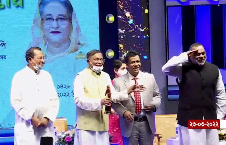 জাতীয় চলচ্চিত্র পুরস্কার বিজয়ীদের তালিকা প্রকাশ হয়েছে আগেই। আজ বিজয়ীদের হাতে তুলে দেওয়া হয় পুরস্কার। এ উপলক্ষে বেলা ১১টায় বঙ্গবন্ধু আন্তর্জাতিক সম্মেলন কেন্দ্রে এক অনুষ্ঠানের আয়োজন করা হয়। ছবি: সংগৃহীত