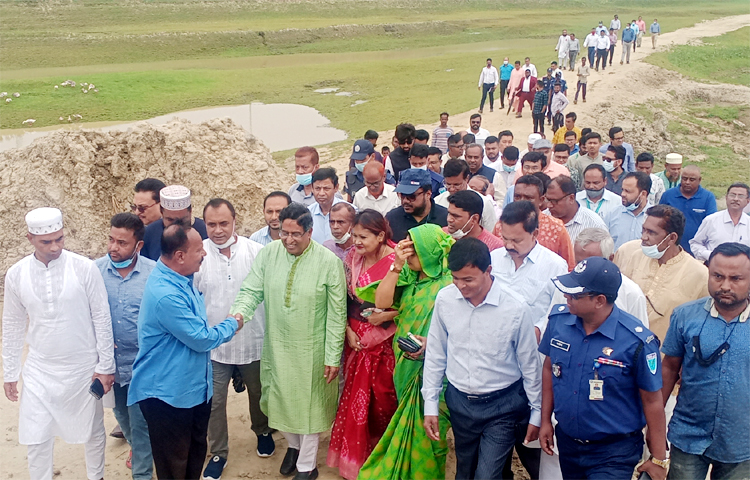 আজ (১৬ এপ্রিল) দুপুরে সুনামগঞ্জের দিরাই উপজেলার চাপতির হাওরের ক্ষতিগ্রস্ত বাঁধ পরিদর্শন করেন কৃষিমন্ত্রী ড. মো. আব্দুর রাজ্জাক। ছবি: লিপসন আহমেদ