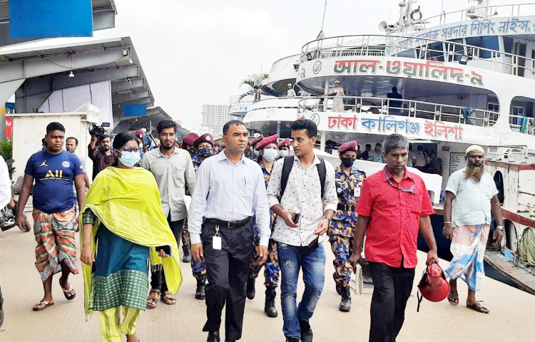 তিনটি লঞ্চকে ২৩ হাজার টাকা জরিমানা করেছে জাতীয় ভোক্তা অধিকার সংরক্ষণ অধিদপ্তর। আজ ঢাকার সদরঘাট লঞ্চ টার্মিনালে অভিযান চালিয়ে এ জরিমানা করা হয়। ছবি: জাগো নিউজ