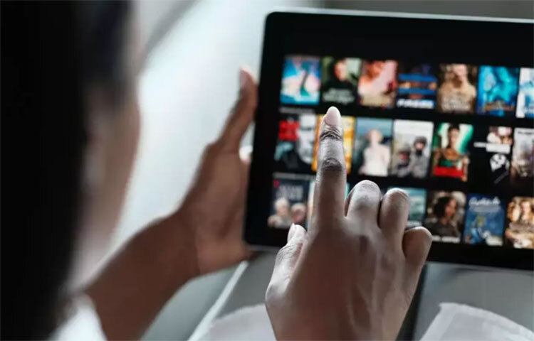 মহামারির প্রকোপে প্রেক্ষাগৃহ বন্ধ থাকায় দর্শকেরা ওটিটি প্ল্যাটফর্মের দিকে ঝুঁকতে শুরু করেছিলেন। ওয়েব সিরিজ ছাড়াও প্রচুর ছবি ওটিটি-তে মুক্তি পেয়েছে। বর্তমানে পরিস্থিতি অনেকটা স্বাভাবিক হলেও প্রযোজক ও পরিচালকরা ওটিটি প্ল্যাটফর্মকেই বেছে নিচ্ছেন। ছবি: সংগৃহীত