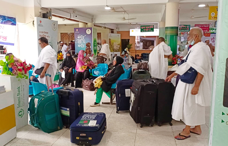 হজ এজেন্সিগুলোর বিরুদ্ধে হজ ফ্লাইটের টিকিট বুকিংয়ে দেরি, ফ্লাইটের নির্ধারিত আসন পূর্ণ করতে অসহযোগিতা এবং ফ্লাইটের সময়সূচি না মানার অভিযোগ উঠেছে। ছবি: জাগো নিউজ