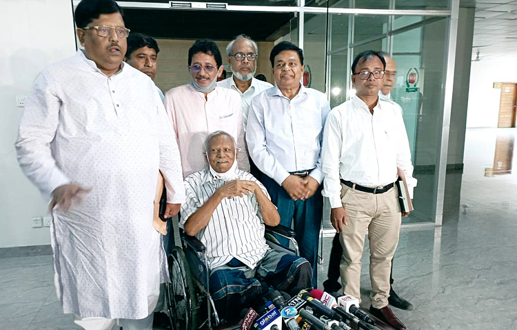 জনস্বার্থবিরোধী কিছু হলে মেরুদণ্ড শক্ত রেখে প্রধান নির্বাচন কমিশনার (সিইসি) কাজী হাবিবুল আউয়াল পদত্যাগ করবেন বলে আশাবাদ ব্যক্ত করেছেন গণস্বাস্থ্য কেন্দ্রের প্রতিষ্ঠাতা ও ট্রাস্টি জাফরুল্লাহ চৌধুরী। আজ সিইসির সঙ্গে সাক্ষাৎ শেষে তিনি এ কথা বলেন। ছবি: জাগো নিউজ