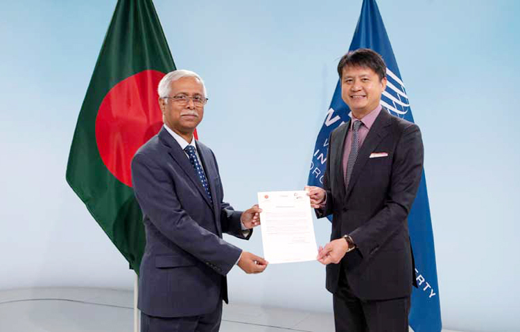 মারাকেশ চুক্তি অনুস্বাক্ষর করেছে বাংলাদেশ। চুক্তি অনুস্বাক্ষর সংক্রান্ত দলিল সম্প্রতি বিশ্ব মেধাস্বত্ব সংস্থার সদরদপ্তরে জমা দিয়েছেন জেনেভায় জাতিসংঘ কার্যালয়ে বাংলাদেশের স্থায়ী প্রতিনিধি ও রাষ্ট্রদূত মো. মোস্তাফিজুর রহমান। তার কাছ থেকে এ দলিল গ্রহণ করেন সংস্থার মহাপরিচালক ড্যারেন টাং। ছবি: সংগৃহীত