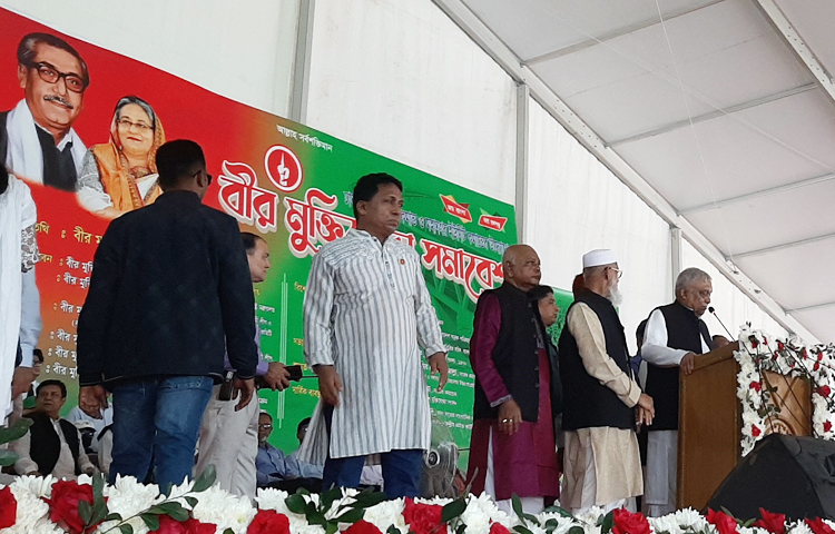 ডিসেম্বরকে বীর মুক্তিযোদ্ধা মাস হিসেবে ঘোষণার দাবি জানিয়েছেন স্বরাষ্টমন্ত্রী আসাদুজ্জামান খান কামাল। আজ বীর মুক্তিযোদ্ধা সমাবেশে এ দাবির কথা বলেন তিনি। ঢাকা জেলা ইউনিট কমান্ড ও মহানগর ইউনিট কমান্ড এ সমাবেশের আয়োজন করে। ছবি: জাগো নিউজ