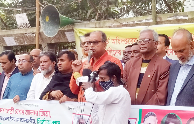 বিএনপি নেতাকর্মীদের মুক্তির দাবিতে আজ দুপুরে জাতীয় প্রেস ক্লাবের সামনে মানববন্ধন করা হয়। মানববন্ধনে বক্তব্য দেন বিএনপির ভাইস চেয়ারম্যান শামসুজ্জামান দুদু। ছবি: জাগো নিউজ