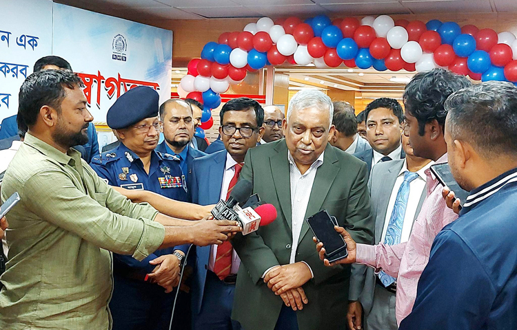 আজ দুপুরে মালিবাগে অপরাধ তদন্ত বিভাগ (সিআইডি) কার্যালয়ে আয়োজিত এক অনুষ্ঠান শেষে সাংবাদিকদের প্রশ্নের জবাব দেন স্বরাষ্ট্রমন্ত্রী আসাদুজ্জামান খান কামাল। ছবি: জাগো নিউজ