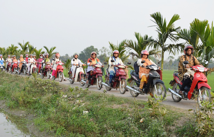 পরিবারে নারীর ক্ষমতায়ন, নারীর অর্থনৈতিক মুক্তি, বয়স্ক শিক্ষা, স্বাস্থ্যবিষয়ক পরামর্শ, পরিত্যক্ত জমিতে ফসল উৎপাদন, ফসলের রোগবালাই দমন, বসতবাড়িতে পরিকল্পিত সবজি চাষে সহায়তা করতে ছুটছেন ২০ নারী। সকাল থেকে সন্ধ্যা পর্যন্ত বাড়ি বাড়ি গিয়ে বিভিন্ন প্রশিক্ষণের মাধ্যমে নারীর উন্নয়ন ও ক্ষমতায়নে কাজ করে চলেছেন তারা। সবাই অ্যাডরা বাংলাদেশের কমিউনিটি এমপাওয়ারমেন্ট প্রজেক্টের অধীনে কর্মরত নারী কর্মী। নারীদের সচ্ছলতা ফিরিয়ে আনতে দিনরাত পরিশ্রম করেন তারা। ছবি- জাগো নিউজ
