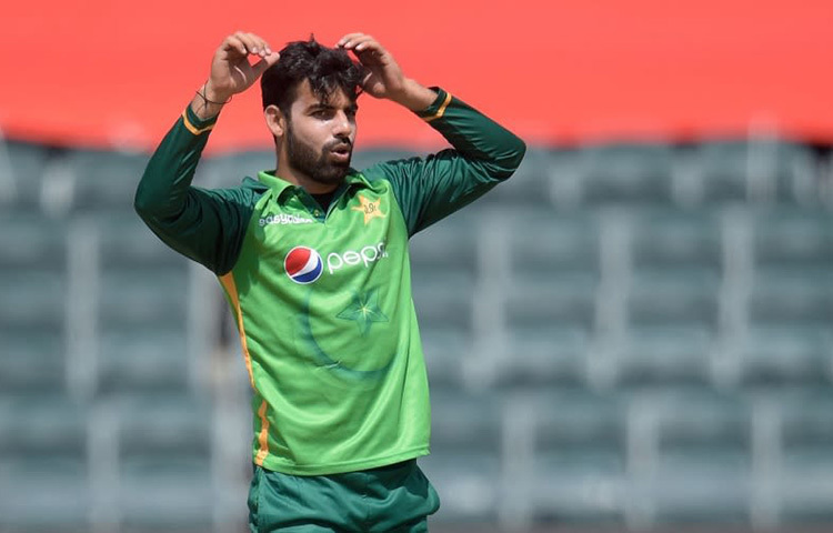 শাদাব খান: পাকিস্তানের ক্রিকেট দলে তিনি মূলত অল-রাউন্ডার হিসেবে খেলছেন। ডান হাতে ব্যাটিংয়ের পাশাপাশি লেগ ব্রেক বোলিংয়ে পারদর্শিতা দেখিয়েছেন তিনি। ছবি: সংগৃহীত