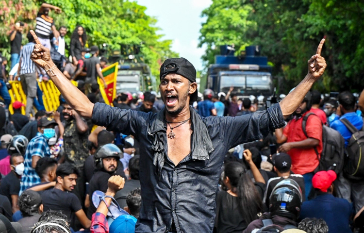 শ্রীলঙ্কার অর্থনৈতিক সংকট মারাত্মক সহিংসতায় রূপ নিয়েছে। এ ঘটনায় এখন পর্যন্ত আটজন নিহত হয়েছেন। আহত হয়েছেন কমপক্ষে ২০০ জন। ছবি: সংগৃহীত