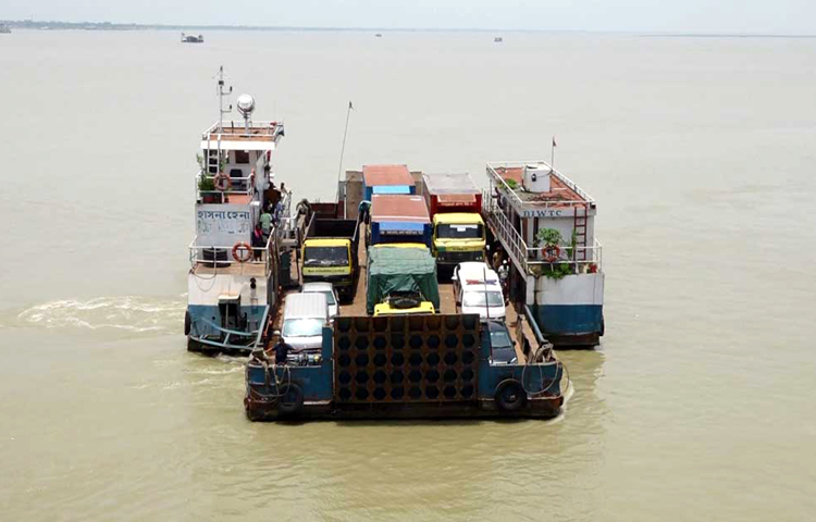 পদ্মা সেতু চালু হচ্ছে ২৫ জুন। সেতুটি চালু হলে যানবাহনের চাপ কমবে দক্ষিণ-পশ্চিমাঞ্চলের আরেক প্রবেশদ্বার পাটুরিয়া-দৌলতদিয়া নৌ-রুটে। ছবি: বি এম খোরশেদ