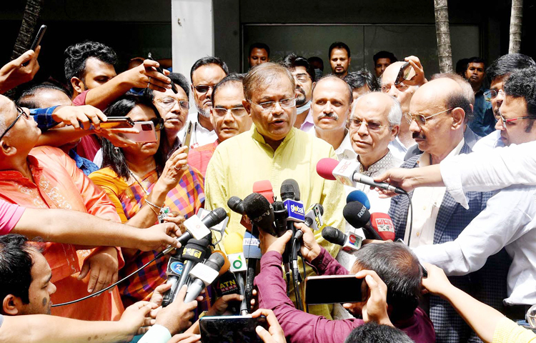 বৃক্ষরোপণ কর্মসূচির আয়োজন করেছে জাতীয় প্রেস ক্লাব। আজ দুপুর সাড়ে ১২টায় এ কর্মসূচির উদ্বোধন করেন তথ্য ও সম্প্রচারমন্ত্রী ড. হাছান মাহমুদ। তিনি প্রেস ক্লাবের গ্রিন জোনে ডালিম চারা রোপণের মাধ্যমে কর্মসূচির উদ্বোধন করেন। ছবি: পিআইডি