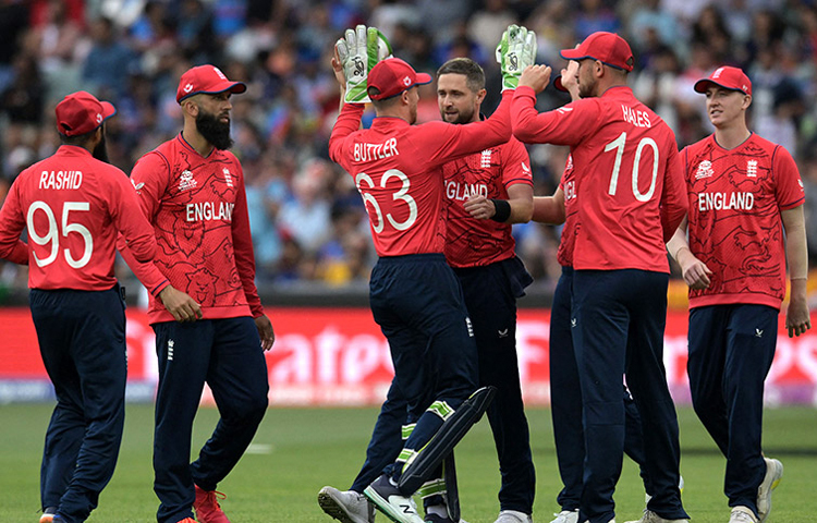 টি-টোয়েন্টি বিশ্বকাপে ভারতীয় বোলিংকে গুঁড়িয়ে দিয়ে ১০ উইকেটে হারালো ইংল্যান্ড এবং নাম লিখে নিলো ফাইনালে। ২৪ বল হাতে রেখে ১০ উইকেটেই জয় তুলে নিলো ইংল্যান্ড। ছবি: সংগৃহীত