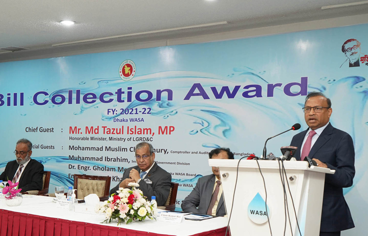 ঢাকায় এলাকাভিত্তিক পানির দাম নির্ধারণের নির্দেশ দিয়েছেন স্থানীয় সরকার মন্ত্রী তাজুল ইসলাম। আজ রাজধানীর একটি হোটেলে ওয়াসার বিল সংগ্রহ পুরস্কার বিতরণী অনুষ্ঠানে তিনি এ নির্দেশের কথা বলেন। ছবি: পিআইডি