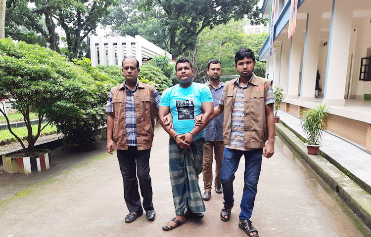 টাঙ্গাইলের মধুপুরে একটি নৈশ কোচে যাত্রীবেশে ডাকাতি ও এক নারীকে দলবেঁধে ধর্ষণের ঘটনার মূলহোতা রাজা মিয়াকে গ্রেফতার করেছে জেলা গোয়েন্দা পুলিশ। আজ ভোরে শহরের নতুন বাস টার্মিনাল এলাকা থেকে তাকে গ্রেফতার করা হয়। ছবি: আরিফ উর রহমান টগর