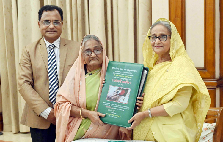 প্রধানমন্ত্রী শেখ হাসিনার কাছে মুক্তিযুদ্ধকালীন ১১২টি প্রামাণিক তথ্য হস্তান্তর করা হয়। সরকারি কর্ম কমিশনের (পিএসসি) সদস্য অধ্যাপক মো. হামিদুল হকের বাবা মুক্তিযুদ্ধের সংগঠক সাবেক সংসদ সদস্য মরহুম আবুল হোসেনের কাছে এসব তথ্য সংরক্ষিত ছিল। ছবি: সংগৃহীত