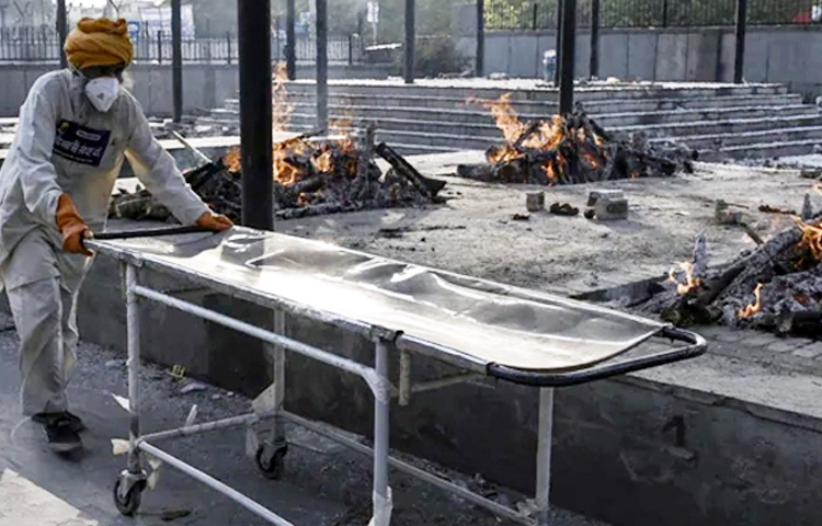 ভারতে করোনাভাইরাসে গত ২৪ ঘণ্টায় আক্রান্ত হয়েছেন দুই লাখ ৭৬ হাজার ৭০ জন। এ নিয়ে দেশটিতে টানা চারদিন দৈনিক সংক্রমণ তিন লাখের নিচে রয়েছে। একই সময়ে মারা গেছেন তিন হাজার ৮৭৪ জন, যা গতকালের রেকর্ড সাড়ে চার হাজার মৃত্যুর থেকে কম। এ নিয়ে ভারতে করোনায় মৃতের সংখ্যা বেড়ে দাঁড়াল দুই লাখ ৮৭ হাজার ১২২ জনে। ছবি : সংগৃহীত