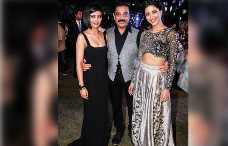 দুই মেয়ে অক্ষরা হাসান ও শ্রুতি হাসানের সঙ্গে কমল হাসান।
