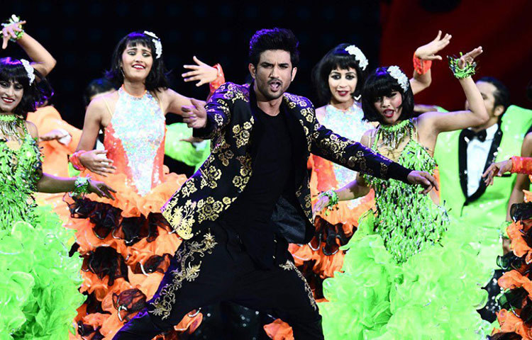 মাত্র ৩৪ বসন্ত কাটিয়েই থেমে গেলেন সুশান্ত। ইদানীং তার ছবি প্রত্যাশিত সাফল্য পাচ্ছিল না বক্স অফিসে। কিন্তু ঘুরে দাঁড়ানোর সুযোগ নিজেই নিজেকে দিলেন না। ইতি টানলেন জয়যাত্রায়।