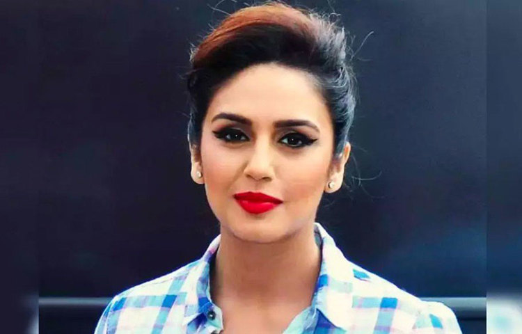 বড় ব্যানারের কোনও ছবিতে হুমা অভিনয় করেননি ঠিকই। কিন্তু যে যে ছবিতে তিনি অভিনয় করেছেন, আলাদা ছাপ ফেলে গিয়েছেন। বলিউডের সীমা পেরিয়ে তিনি কাজ করেছেন হলিউডেও।