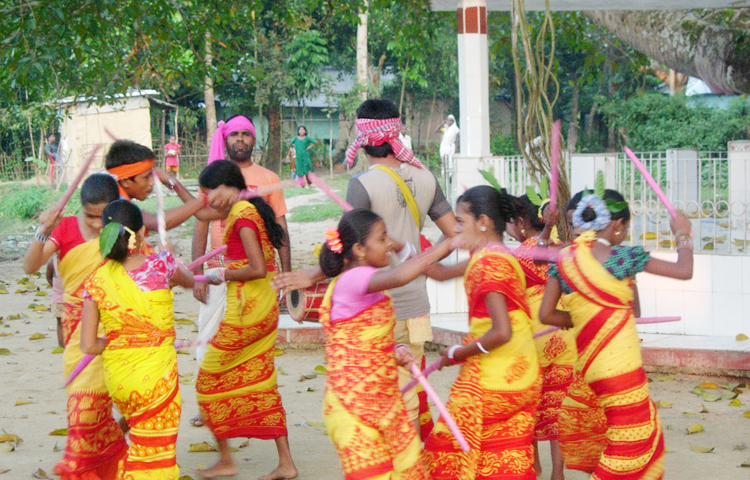 আদিবাসী চা শ্রমিকদের নিয়ে দেশের একমাত্র সাংস্কৃতিক সংগঠন প্রতীক থিয়েটার। এটি ১৯৮৬ সালের ১৪ এপ্রিল হবিগঞ্জের চুনারুঘাট উপজেলার দেউন্দি চা বাগানে প্রতিষ্ঠিত হয়। প্রতিষ্ঠার পর থেকে প্রতীক থিয়েটারের সভাপতির দায়িত্বে রয়েছেন পল্লী চিকিৎসক আদিবাসী চা শ্রমিক সুনীল বিশ্বাস। ছবি: জাগো নিউজ