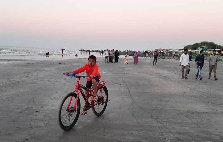 সাগরের গর্জন, নীলাভ পানি, পূর্ণিমা রাত, সৈকত, প্রবাল-শৈবাল, কেয়া গাছ, মুক্ত বাতাস, দীর্ঘসময় জাহাজে ভ্রমণসহ নানা কারণে ভ্রমণপিপাসুদের কাছে প্রিয় দেশের একমাত্র প্রবাল দ্বীপ সেন্টমার্টিন। ছবি: জাগো নিউজ