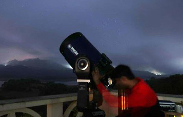 মাকে হারিয়ে ১৮ বছর আগে একবার বিধ্বস্ত হয়ে গিয়েছিল তার জীবন। সম্প্রতি কিছুটা হতাশার শিকার এই নায়ক শেষ টুইট করেছিলেন নিজের মাকে নিয়ে। এ বার মায়ের কাছেই চলে গেলেন তিনি। তারকার বলয় ছেড়ে তারাদের দেশে। সেই তারাদের দেশে, রাতের আকাশে যাদের দেখে কাটত তার অবসর।