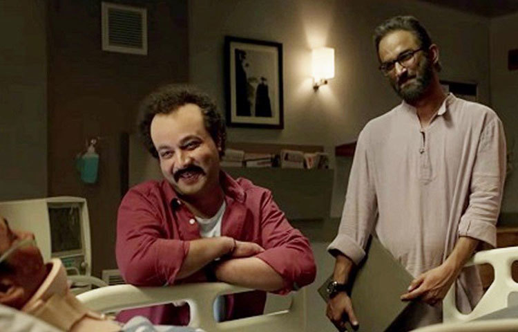 ফলাফল নয়, প্রচেষ্টাই ঠিক করে দেয় জীবনে কে সফল, কে ব্যর্থ। ‘ছিছোড়ে’ ছবিতে অনিরুদ্ধ পাঠক রূপী সুশান্ত বলেছিলেন তার ছেলেকে। আত্মহত্যার অসারতাকে তুলে ধরা সেই মুখটাই পর্দার বাইরে বেছে নিলেন আত্মহননের পথ। ব্যবধান রয়েই গেল জীবন আর পর্দার চিত্রনাট্যের মাঝে।