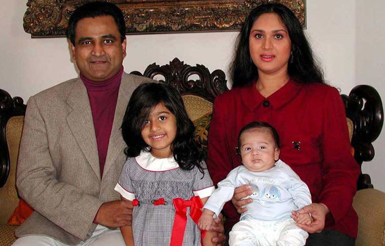 ১৯৯৫ সালে হরিশ মাইসুরুকে বিয়ে করেন মীনাক্ষী। এরপর আমেরিকাতেই নতুন জীবন শুরু হয় তার। তিনি বলিউড থেকে নিজেকে সম্পূর্ণ বিচ্ছিন্ন করে ফেলেন। বহু বছর তার কোনো সন্ধান ছিল না।