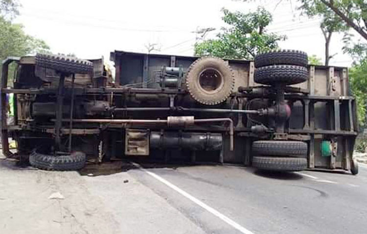 ঢাকা-চট্টগ্রাম মহাসড়কের সীতাকুণ্ড এলাকায় নিয়ন্ত্রণ হারিয়ে একটি ট্রাক উল্টে তিনজন নিহত হয়েছেন। ছবি: সংগৃহীত