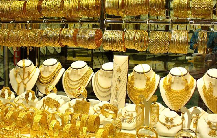 বিশ্ববাজারে দাম বাড়ার প্রেক্ষিতে ইতোমধ্যে দেশের বাজারে আবার স্বর্ণের দাম বাড়ানোর সিদ্ধান্ত নেয়া হয়েছে। বাজুসের সিদ্ধান্ত অনুযায়ী, এবার প্রতি গ্রাম স্বর্ণের দাম ১৭৫ টাকা বাড়ানো হবে। এতে ভরিতে স্বর্ণের দাম বাড়বে ২ হাজার ৪১ টাকা। ছবি: সংগৃহীত