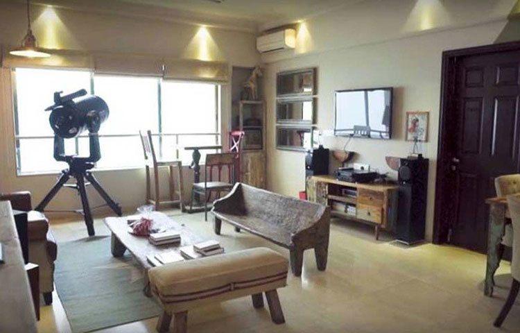 শূন্য ঘরে বই, কফিমাগ, গিটার, জানালার পাশে টেলিস্কোপ, পড়ে রইল সব। দোসরদের ফেলে সুশান্ত পাড়ি দিলেন দিকশূন্যপুরে।