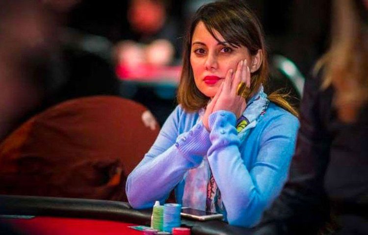 মিনিষা এখন প্রতিষ্ঠিত তাস খেলোয়াড়। বিদেশের মতো দেশের বেশ কিছু তাস টুর্নামেন্টেও অংশ নিয়েছেন। ইন্ডিয়ান তাস টুর্নামেন্টে তিনি ছিলেন চতুর্থ স্থানে। ২০১৭ সালে লাস ভেগাসে প্রথম অংশ নেন তাস-এর আন্তর্জাতিক টুর্নামেন্টে। গত বছর সেই টুর্নামেন্টেই পেয়েছেন ৬৪ নম্বর স্থান।