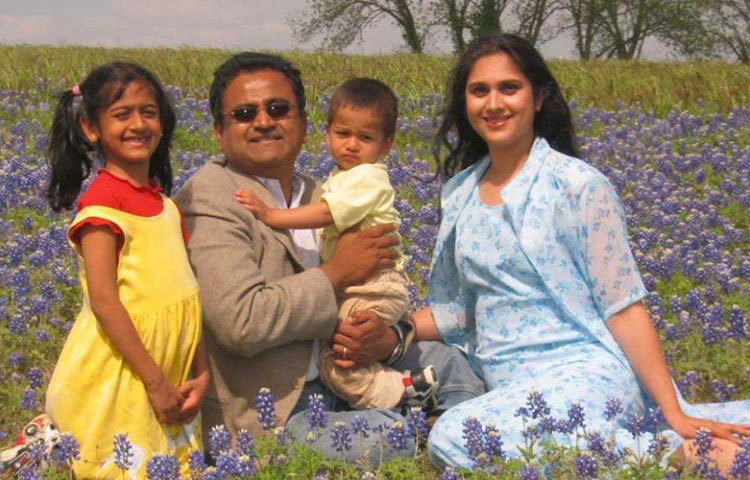 ঋষির পোস্ট থেকেই জানা যায়, আমেরিকার টেক্সাসে স্বামী ও দুই সন্তানকে নিয়ে মীনাক্ষী এখন ব্যস্ত গৃহিণী। সেখানে তার একটি নাচের স্কুল আছে। ছাত্রছাত্রীদের বিভিন্ন ধরনের ভারতীয় শাস্ত্রীয় নৃত্যকলার প্রশিক্ষণ দেন তিনি।